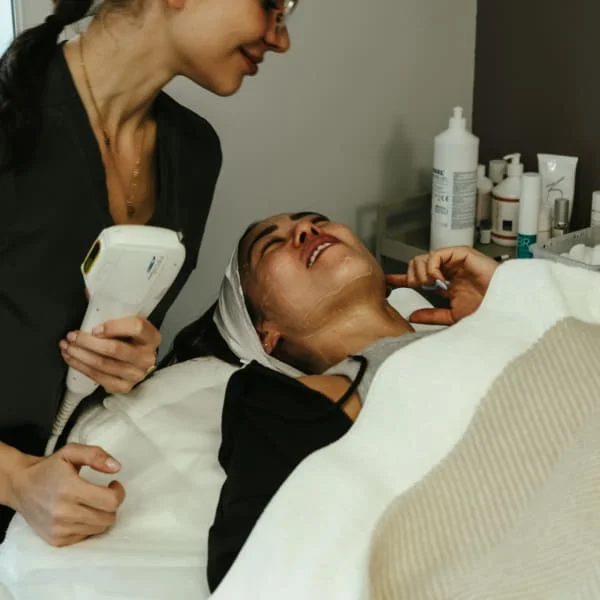 Expert performing an aesthetic treatment in a serene Tempus Lounge room